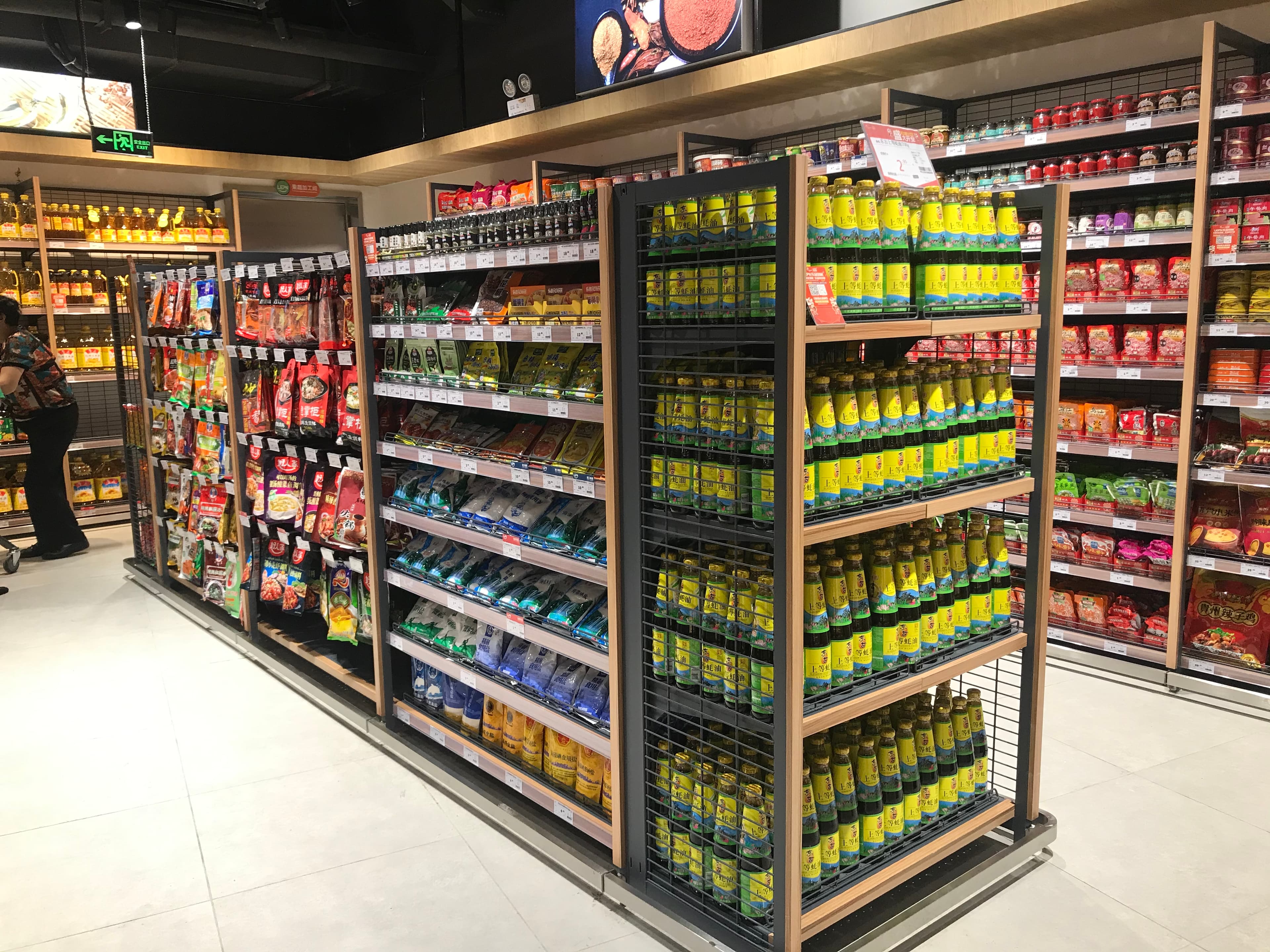Retail Wire Mesh Display Shelving thumbnail 2